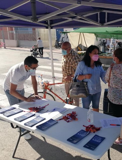 Gran respuesta de los torreños a la campaña de recogida de firmas en defensa del Trasvase Tajo-Segura desarrollada en la mañana de este viernes en el Mercado semanal de la localidad