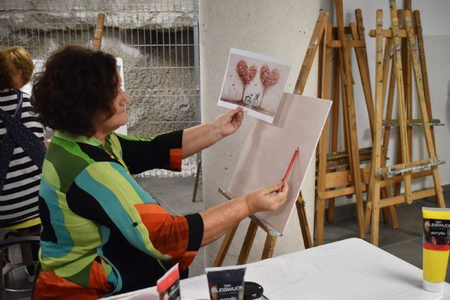 Comienza el curso de pintura acrílica y al óleo propuesto por la Concejalía de Políticas Sociales