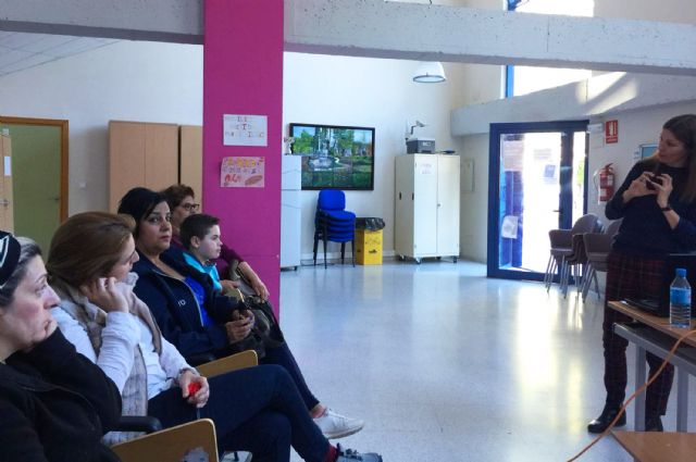 El programa municipal de prevención de consumo de drogas y alcohol forma a padres y madres