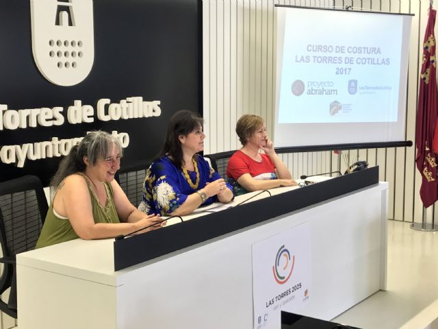 El curso de costura de 'Proyecto Abraham' en Las Torres de Cotillas entrega sus diplomas