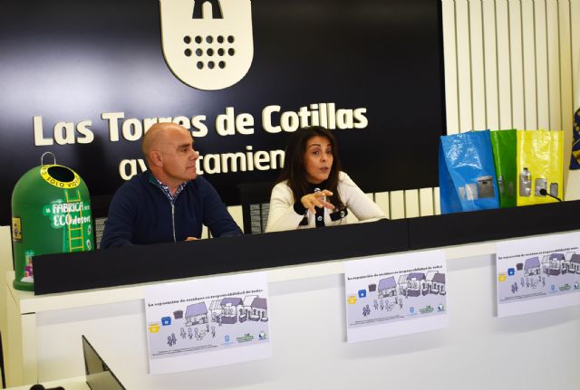 Las Torres de Cotillas lanza en los mercados semanales una campaña de separación de residuos para su reciclaje