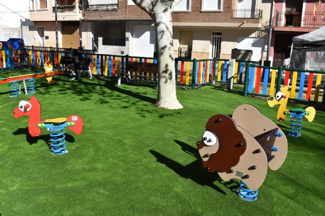 La zona de juego infantil del parque de la Constitución ya luce renovada