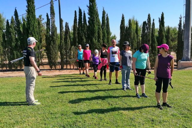 La Concejalía de Salud y Deportes de Las Torres de Cotillas enseña marcha nórdica