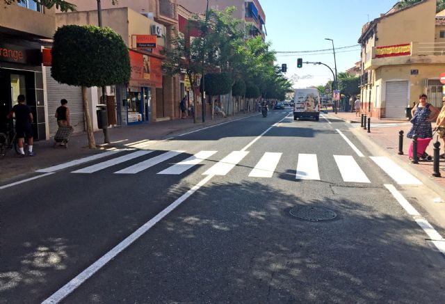 El Ayuntamiento torreño renueva la señalización horizontal en la calle Mayor