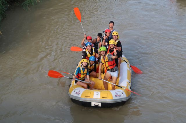 Los jóvenes torreños se divierten en el río Segura con una jornada gratuita de rafting