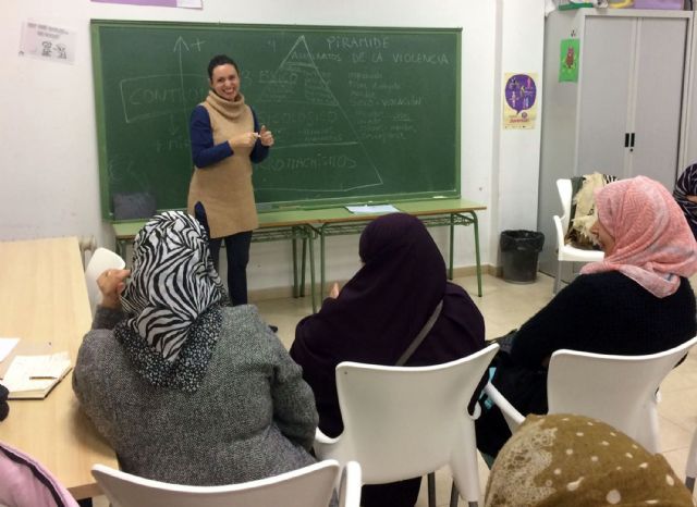 El CAVI sensibiliza contra la violencia de género en el barrio del Carmen torreño