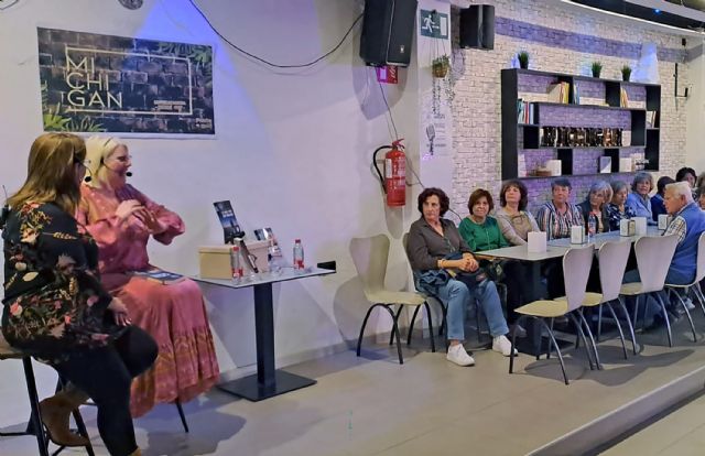 El ciclo literario 'Un café y cuatro letras' invita a Anna Hernández para charlar sobre su libro 'La luna sobre los molinos'