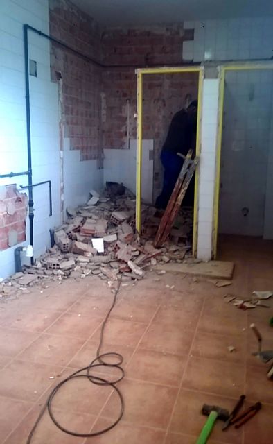 Comienza la renovación integral de los aseos de Infantil y el arreglo de la cimentación del colegio 'Vista Alegre'