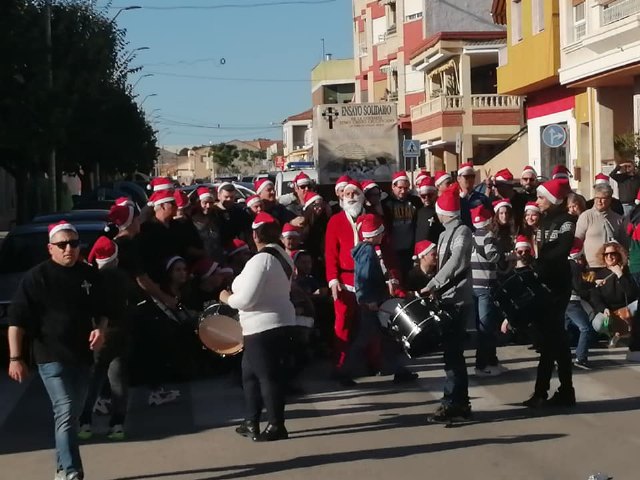 Mil quinientos kilos de solidaridad navideña en Las Torres de Cotillas con la Cofradía del Santísimo Cristo Crucificado.