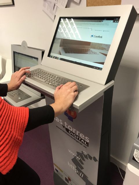 El servicio municipal de recaudación instala un quiosco digital para facilitar trámites a los contribuyentes