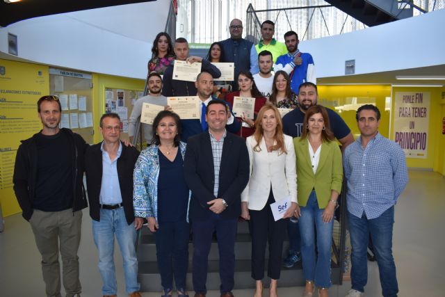 Doce alumnos de un programa para jóvenes mejoran los espacios naturales y zonas verdes de Las Torres de Cotillas
