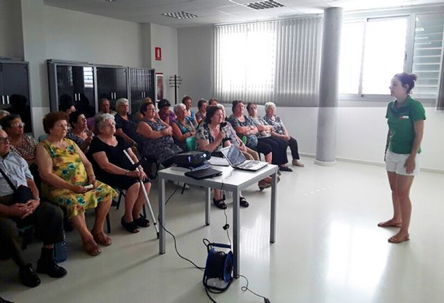 Los mayores torreños aprenden a protegerse de las altas temperaturas