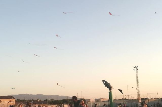 El arte de los niños torreños de volar una cometa en tiempo de Fiestas Patronales