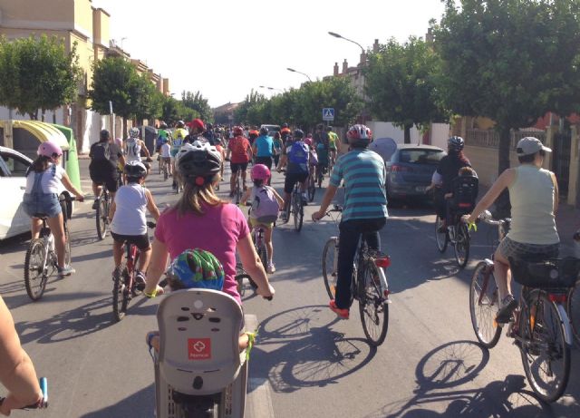 Cientos de personas participan en Las Torres de Cotillas en una jornada sobre ruedas para desarrollar valores de educación vial