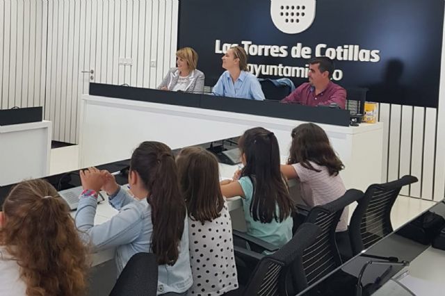 Alumnos de 3° de Primaria del colegio 'Cervantes' visitan el Ayuntamiento