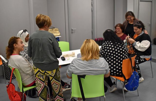 Arranca un curso de corte y confección para los usuarios del centro municipal de Servicios Sociales