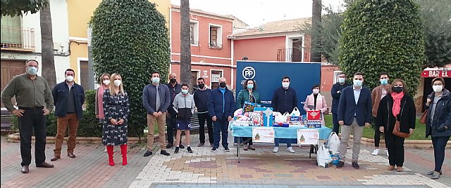 Gran respuesta solidaria de los torreños en la campaña navideña de recogida de alimentos y juguetes impulsada por NNGG