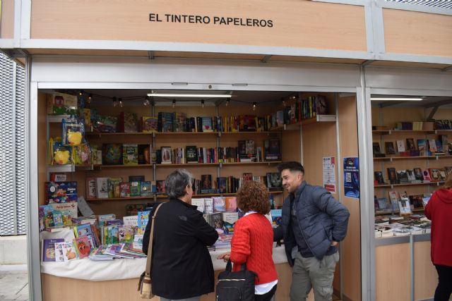 La primera feria del libro temática de Las Torres de Cotillas disfruta de una buena acogida