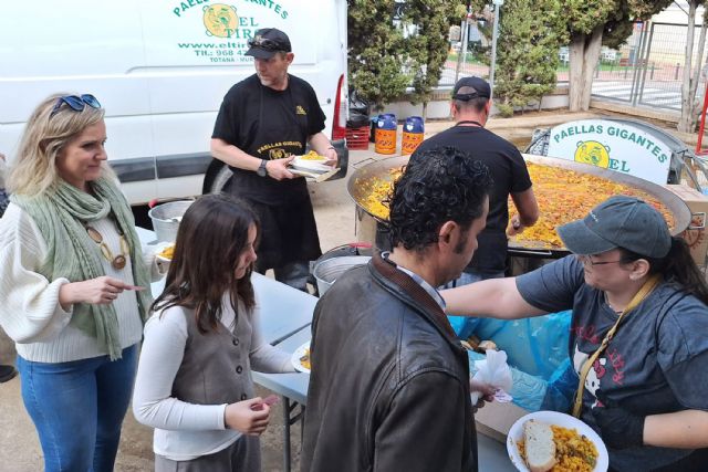 La celebración del 8 de marzo concluye con dos rutas de senderismo gastronómico y una gran paella popular