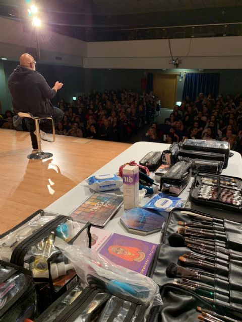 Cerca de 250 personas asisten a la masterclass del famoso maquillador Lewis Amarante