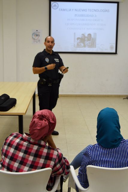 El uso de las redes sociales abre un ciclo de charlas en el centro cívico del barrio del Carmen