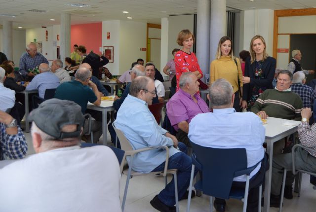 La directora general de Mayores disfruta de la 'Semana Cultural' del Centro de Personas Mayores