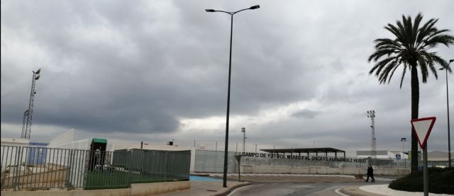 Focos fundidos y falta de bancos y perchas en los vestuarios de los campos municipales de fútbol