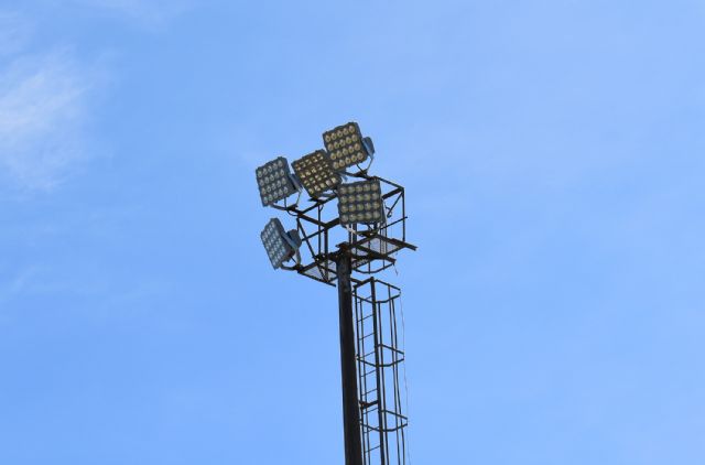 Comienza la instalación del nuevo sistema de iluminación del campo municipal de rugby, que ahorrará unos 22.000 kg anuales de CO2