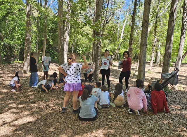 Una excursión familiar a las Fuentes del Marqués para celebrar el Día Internacional del Pueblo Gitano