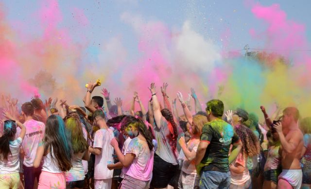 La tercera edición de la 'Holi Festival' volvió a llenar de color y diversión las Fiestas torreñas