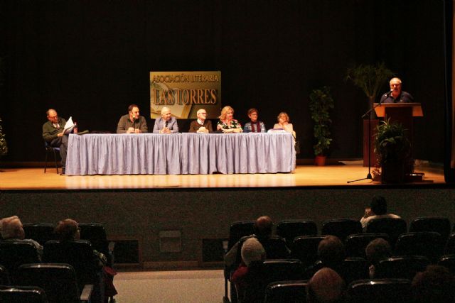 La asociación literaria Las Torres disfruta de una velada de versos para el recuerdo