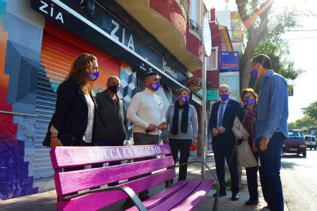 Los bancos se tiñen de lila en Las Torres de Cotillas con motivo del día contra la violencia de género