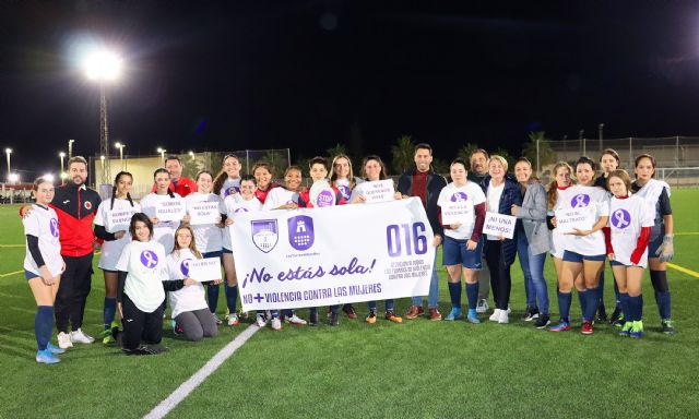 Los equipos femeninos del Cotillas CD y del Real Murcia jugaron el 25N contra la violencia de género
