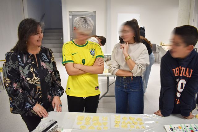 Los adolescentes torreños se lo pasan en grande con un divertido taller gratuito de 'cookies'