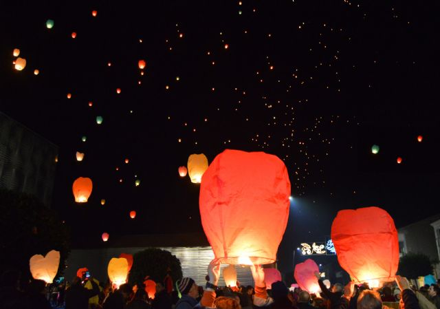 La Navidad torreña se ilumina con la solidaridad de 3.500 farolillos voladores