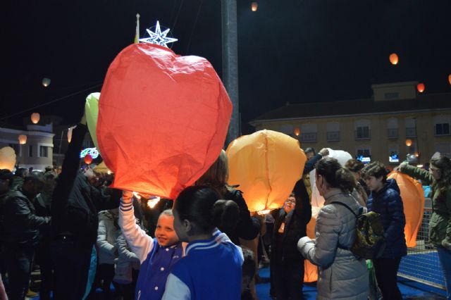 Los farolillos vuelven a inundar de color, ilusión y Navidad el cielo de Torres de Cotillas
