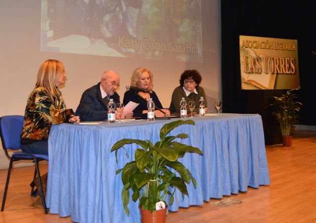 La poetisa Caty Cano presenta su obra 'Un río de amores' con la 'Asociación Literaria Las Torres'