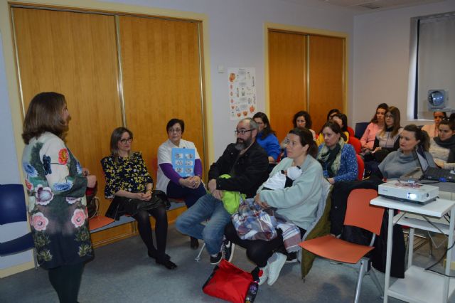 La campaña de educación vial imparte una charla para prevenir las lesiones infantiles