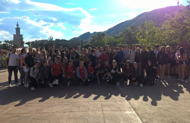 Un centenar de jóvenes torreños disfrutan de un viaje subvencionado a Terra Mítica