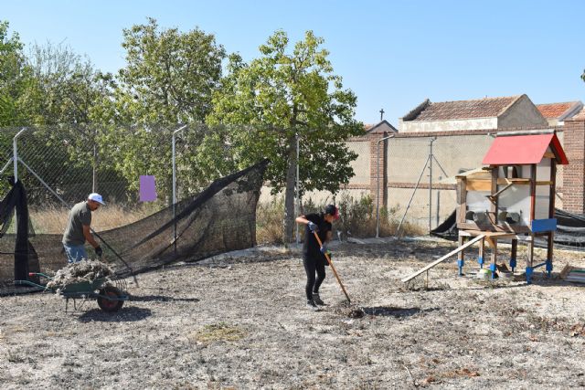 La atención y cuidado a los gatos centra una jornada de concienciación en el centro de protección de animales