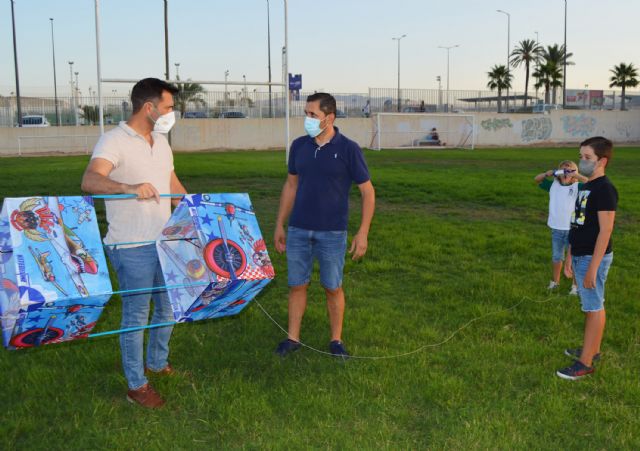 Las cometas tomaron un año más el cielo de Las Torres de Cotillas durante sus Fiestas