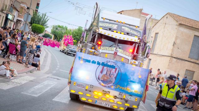 La luz y el color del desfile de carrozas y comparsas inundan las calles de Las Torres de Cotillas