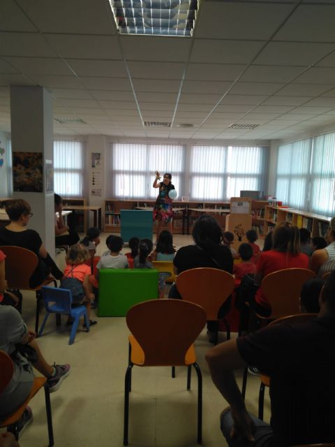 Cuentacuentos y taller de manualidades en familia en la biblioteca municipal 'Rosa Contreras'