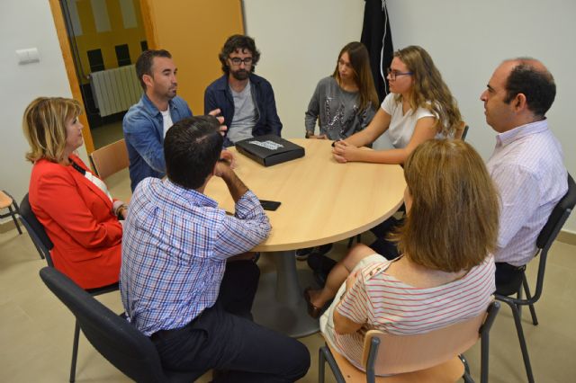 Los corresponsales juveniles torreños reciben la visita del coordinador regional del programa