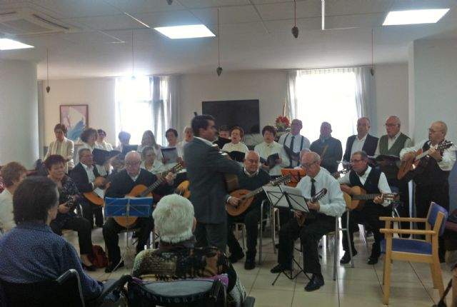 La rondalla y coro del Centro de Mayores torreño visitó la residencia 'Obispo Javier Azagra'