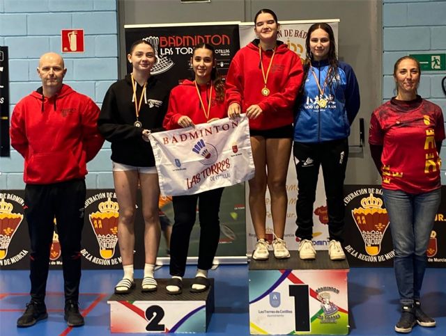 El Bádminton Las Torres brilla como anfitrión en el máster territorial celebrado en el pabellón Mireia Belmonte