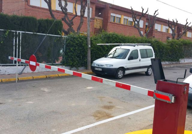 Más seguridad para los viandantes en la entrada y salida del colegio 'Vista Alegre' torreño