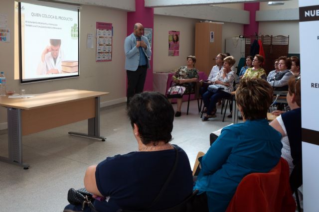 Las mujeres de la asociación 'Isabel González' torreña se informan sobre medicina estética