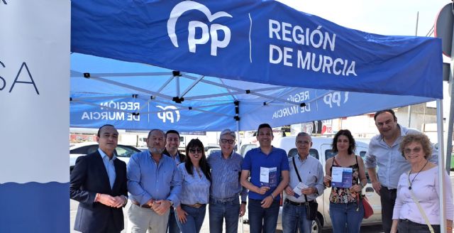 El PP torreño ha salido este viernes al mercado con una mesa informativa en defensa del Trasvase