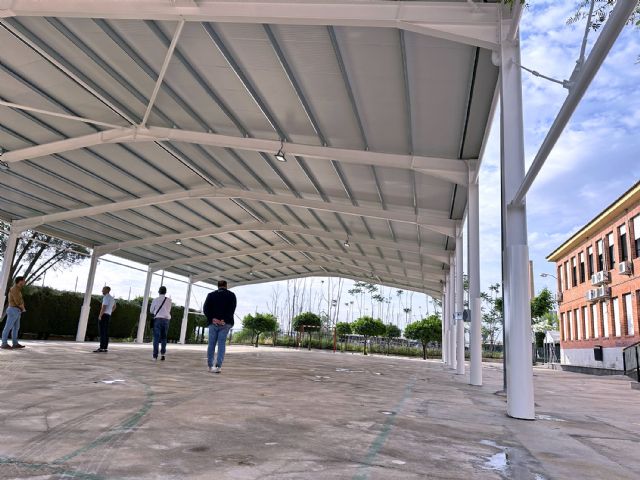 El Ayuntamiento torreño concluye el 'Plan Sombra' en las pistas deportivas de los colegios